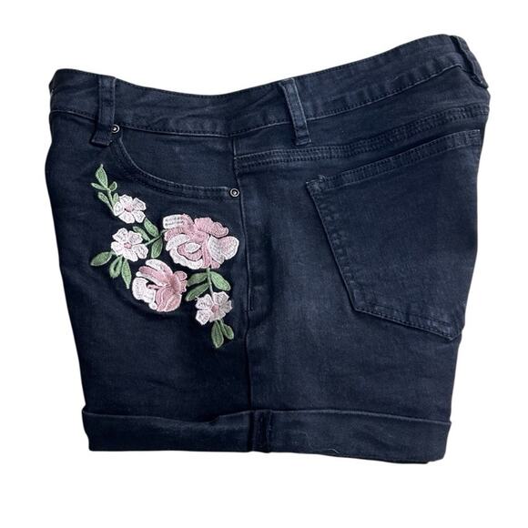 Encore Black Embroidered Flowers Jean Shorts Sz 7 Cuffed Stretch 2.5" Inseam - Picture 2 of 7